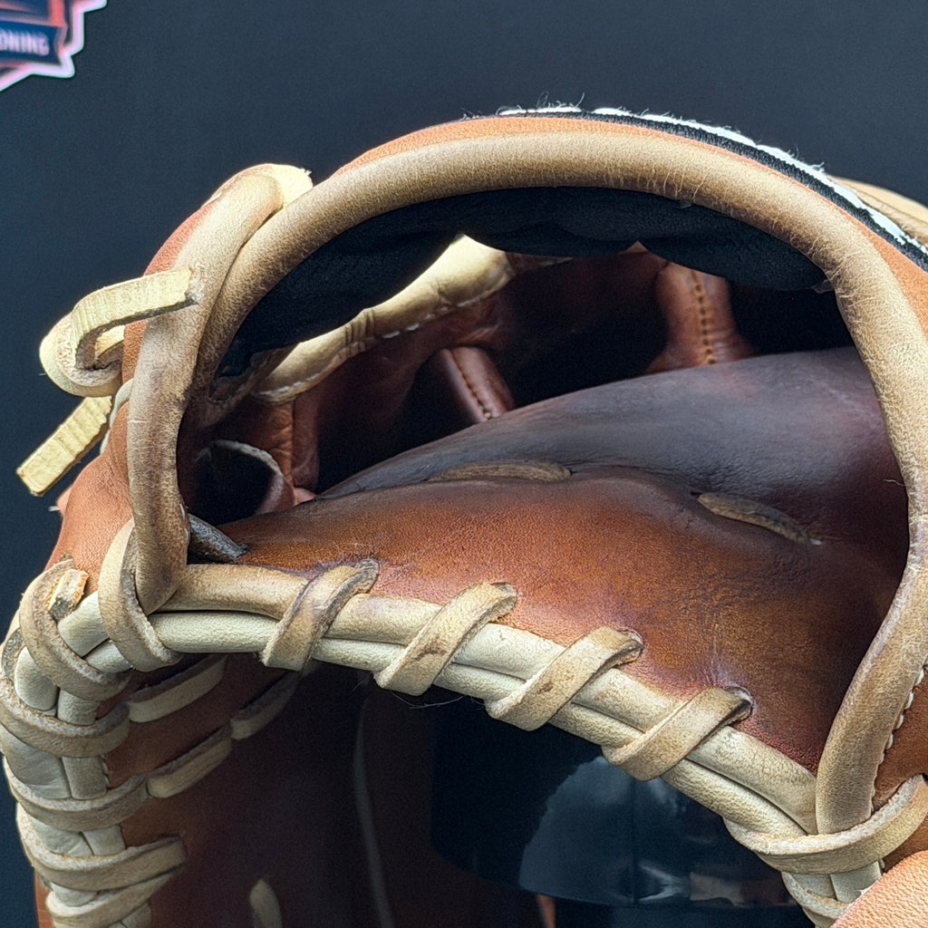 Pre-Owned Wilson A2000 D33 11.75"